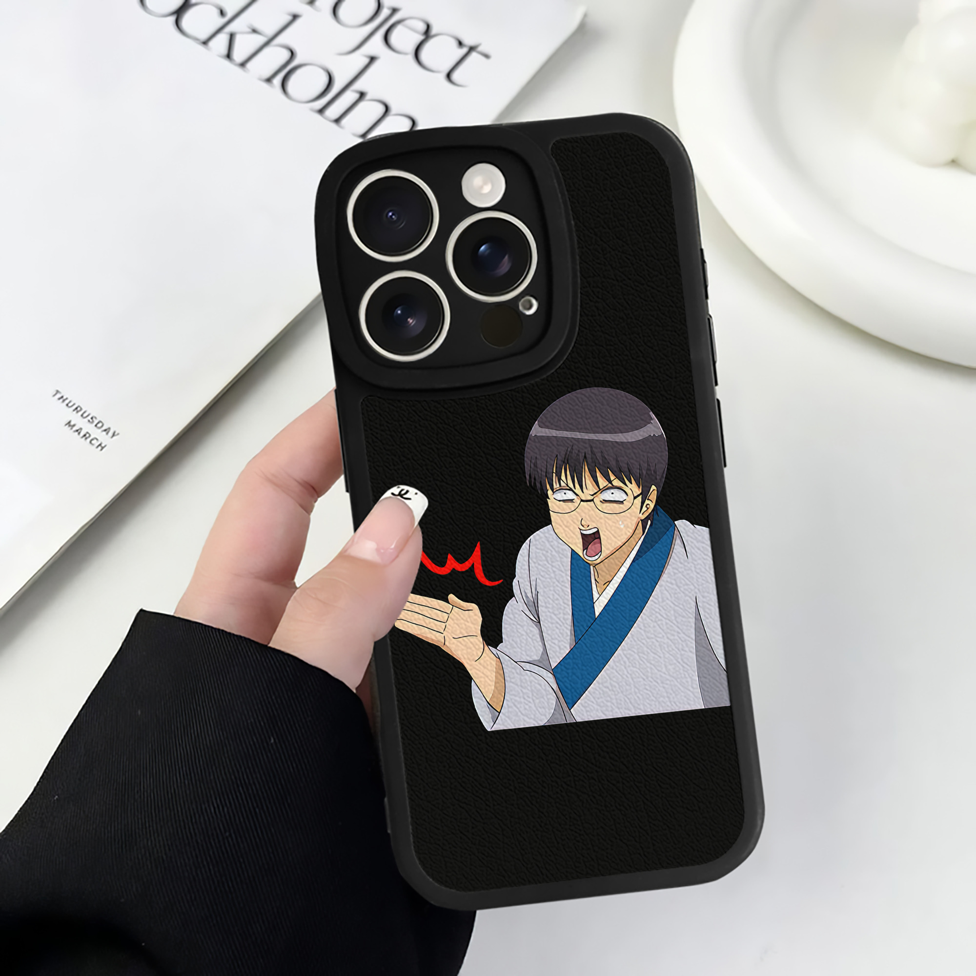 （画像用） ぎんたま 坂田銀時（さかたぎんとき） 神楽 志村新八（しむら しんぱち） GINTAMA Sakata Gintoki Kagura Shimura Shinpachi 【iPhone 16シリーズ対応】シリコンスマホケース（レザー調） 材質：シリコン